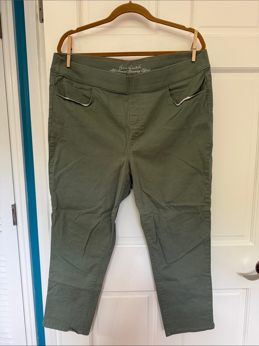 Gloria Vanderbilt Olive All-Around Slimming Effect Ankle Chinos

18 - 24” Inseam